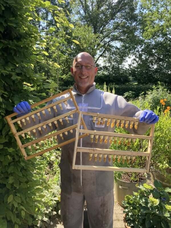 Tim van Quality Queens met teeltramen in de tuin